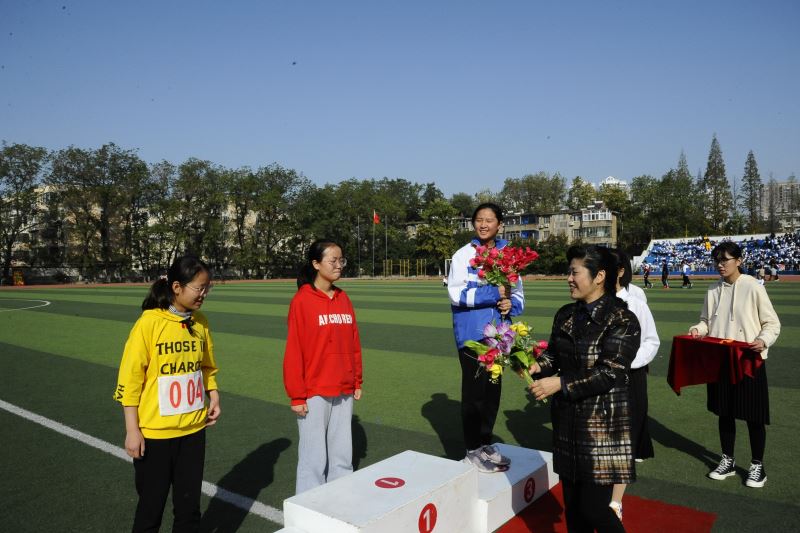 颁发奖牌.JPG
