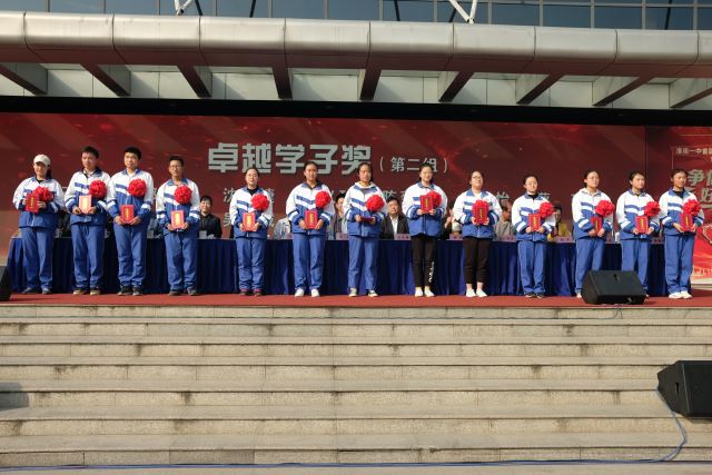 12颁奖-卓越学子2.JPG