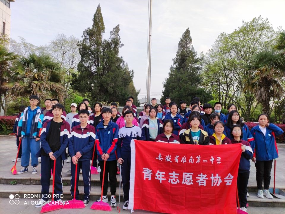 春天是一个充满绿色、蕴含生机的季节，也是传统的学雷锋活动的时节。为响应“学雷锋，展新风”的倡议，我们学习雷锋精神，积极参与志愿服务。4月8日下午放学后，政教处和团委组织高一年级部分受助学生志愿者开展了校园卫生死角清扫活动，对我校东围墙及校园内围栏周边进行了一次较为彻底地清扫。.jpg
