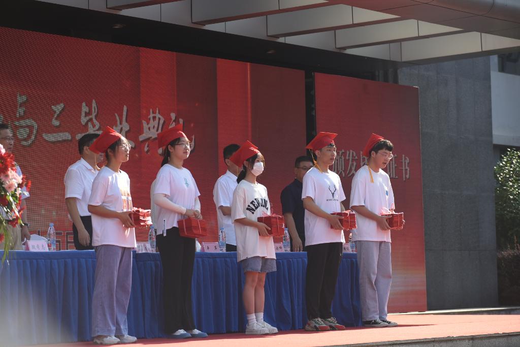 3.发毕业证.JPG